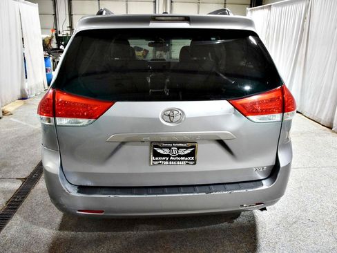 Used 2012 Toyota Sienna XLE FWD image 5