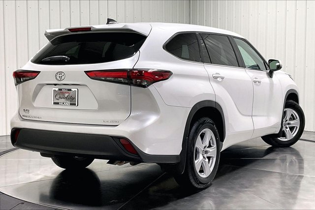 Used 2023 Toyota Highlander LE AWD/4WD image 13