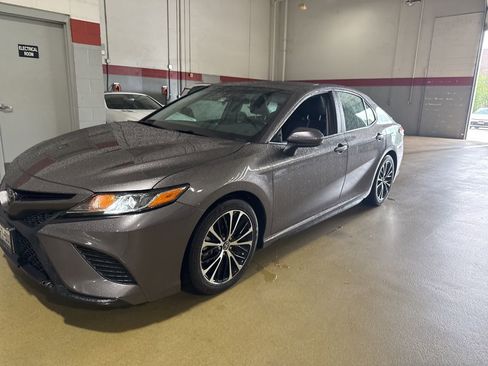Used 2018 Toyota Camry SE image 1