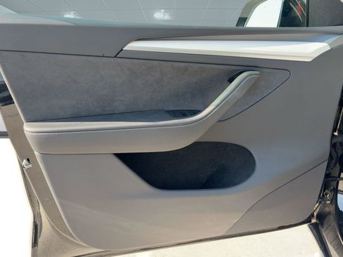 Used 2025 Tesla Model Y Performance image 19