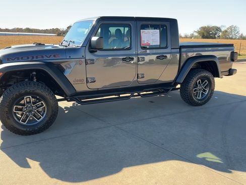 Used 2025 Jeep Gladiator Mojave w/ Convenience Group image 4