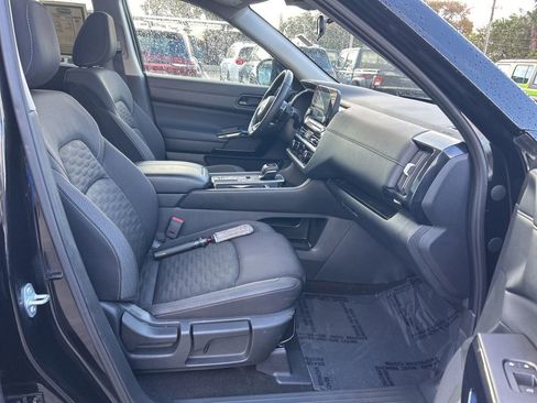 Used 2025 Nissan Pathfinder SV image 22