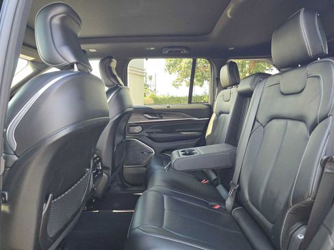 Used 2022 Jeep Grand Cherokee Overland w/ Luxury Tech Group IV AWD/4WD image 18