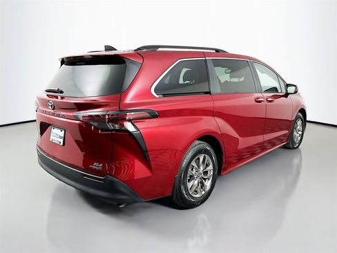 Certified 2023 Toyota Sienna XLE image 7