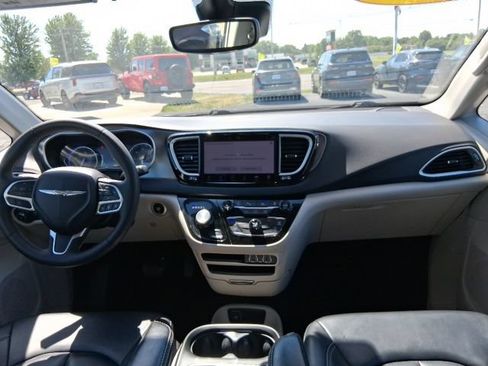 Used 2024 Chrysler Pacifica Touring-L FWD image 13