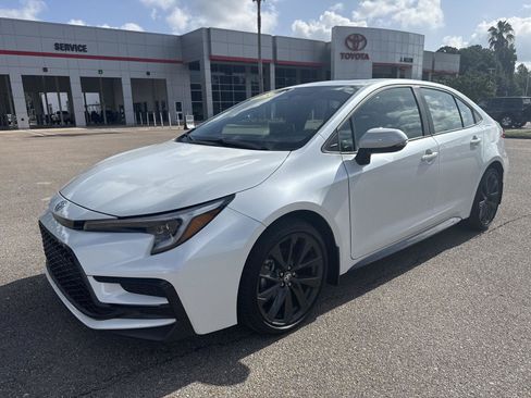 Certified 2025 Toyota Corolla SE w/ SE Premium Package FWD image 1