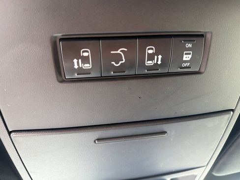 Used 2019 Dodge Grand Caravan SXT w/ Driver Convenience Group FWD image 19