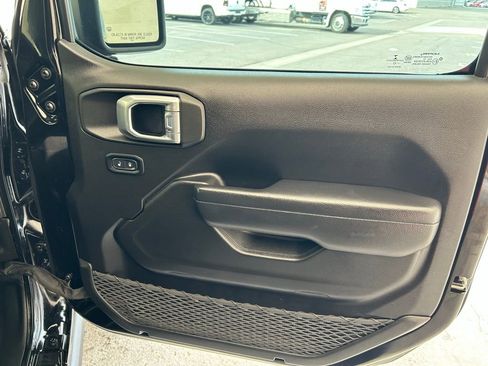 Used 2022 Jeep Gladiator Willys image 16