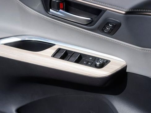 Used 2021 Toyota Venza Limited image 28