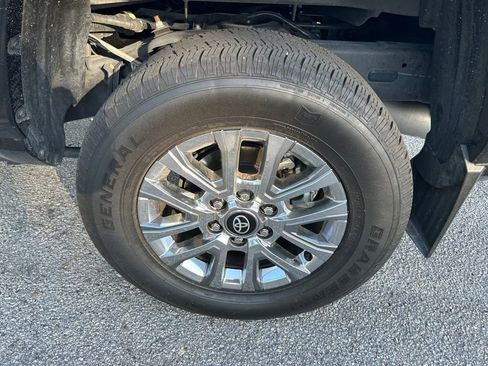 Used 2025 Toyota Tacoma Limited AWD/4WD image 10