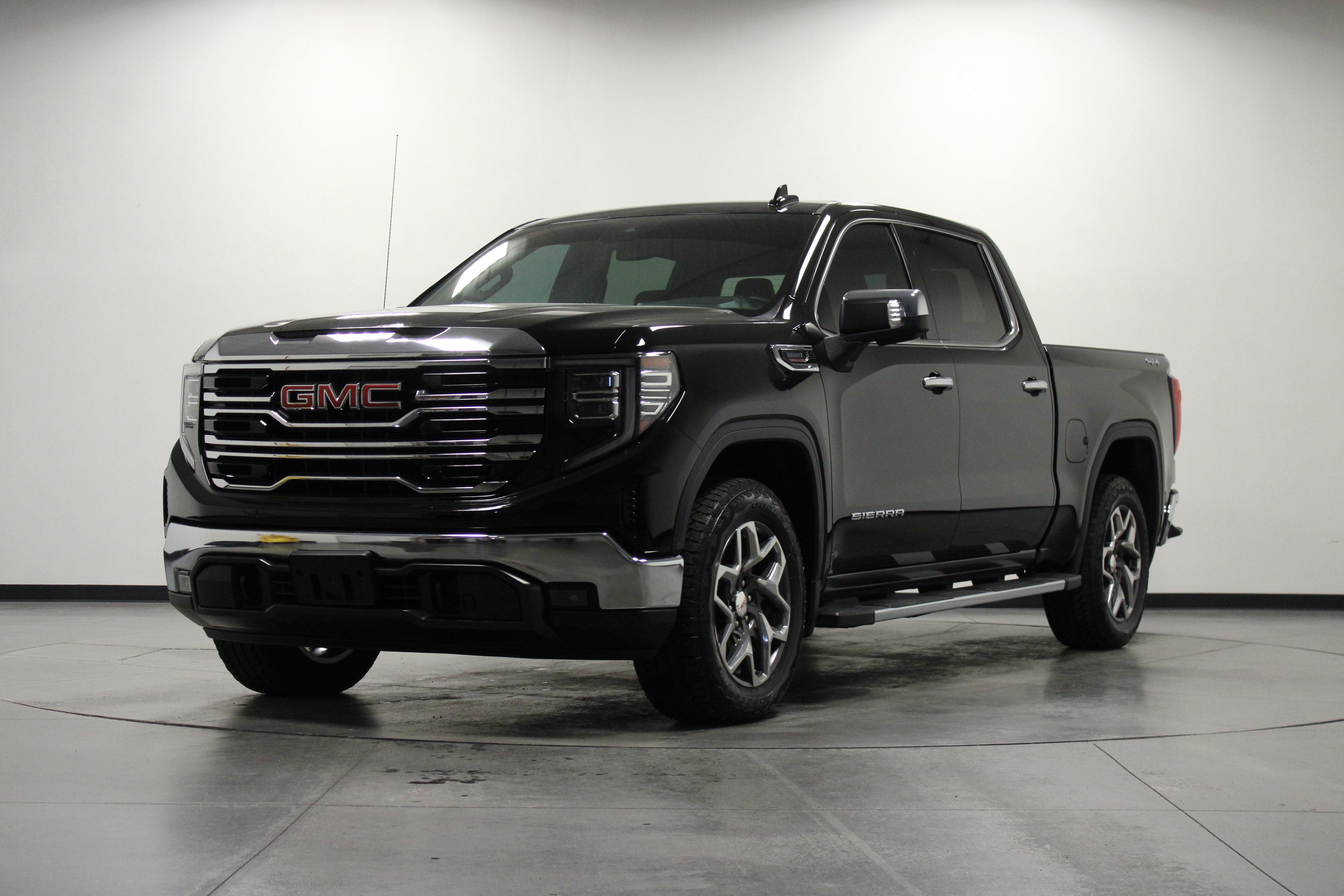 Used 2023 GMC Sierra 1500 SLT w/ SLT Premium Package AWD/4WD image 8