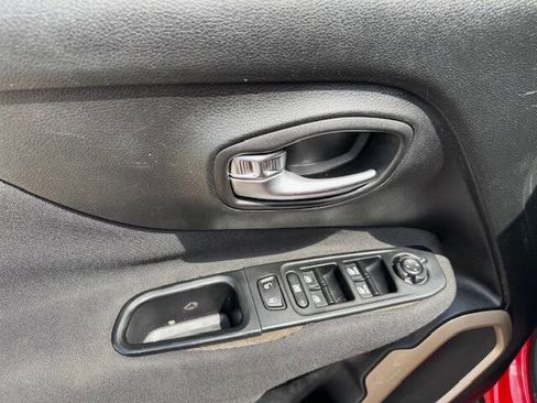 Used 2015 Jeep Renegade Latitude w/ Popular Equipment Group FWD image 34