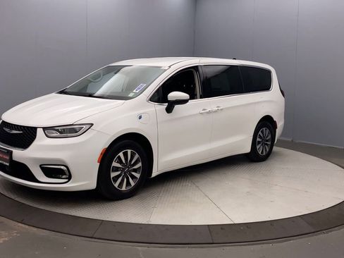 Used 2023 Chrysler Pacifica Touring-L FWD image 9