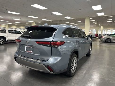 Used 2023 Toyota Highlander Platinum FWD image 7