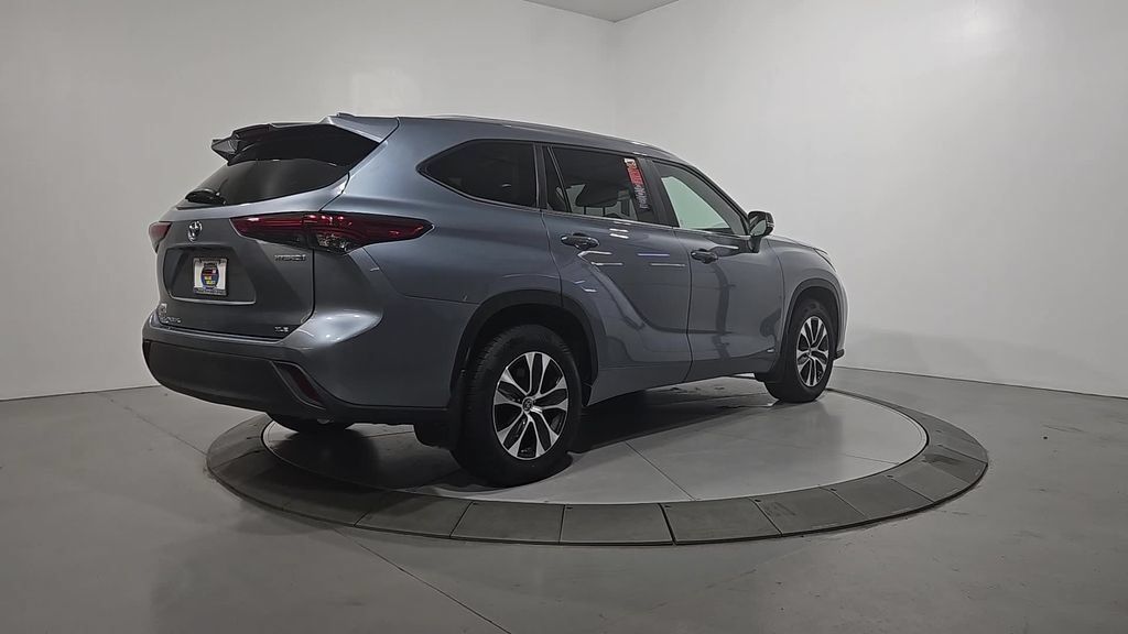Used 2023 Toyota Highlander XLE AWD/4WD image 5