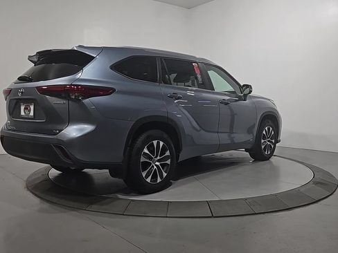 Used 2023 Toyota Highlander XLE AWD/4WD image 5
