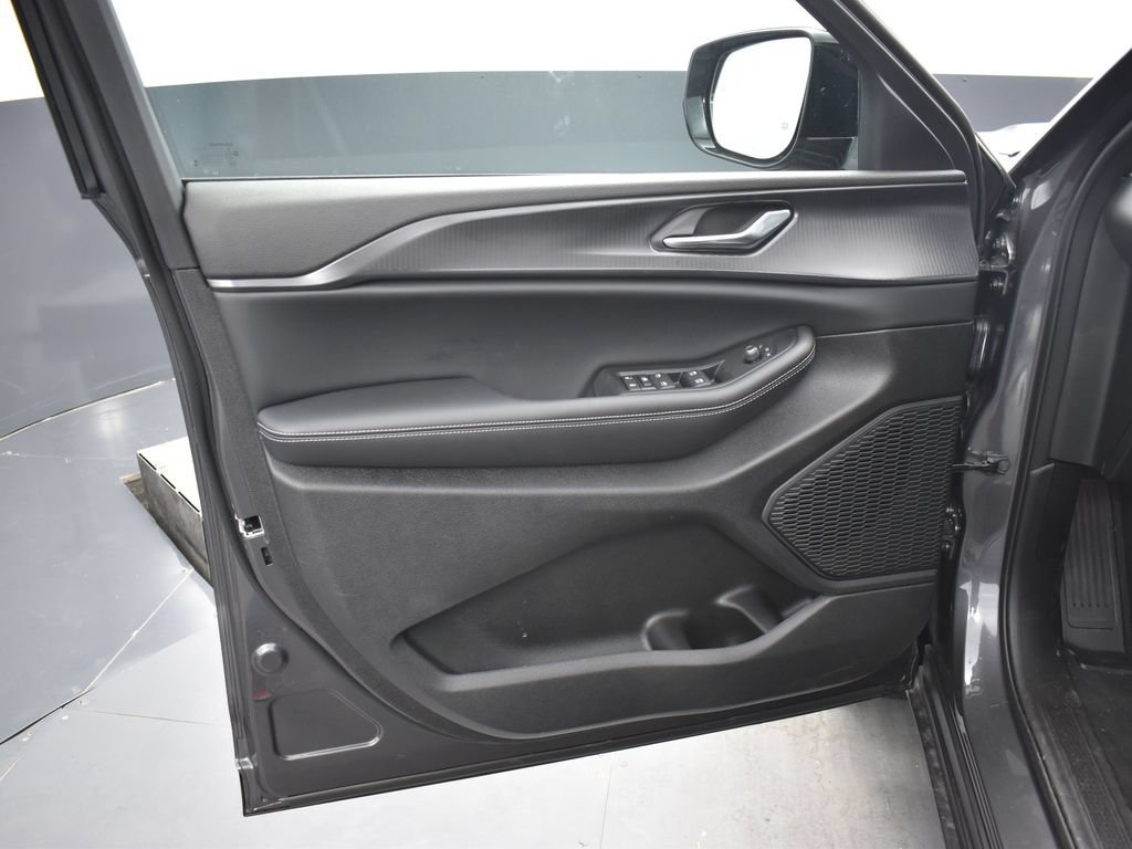 Used 2025 Jeep Grand Cherokee L Altitude AWD/4WD image 18