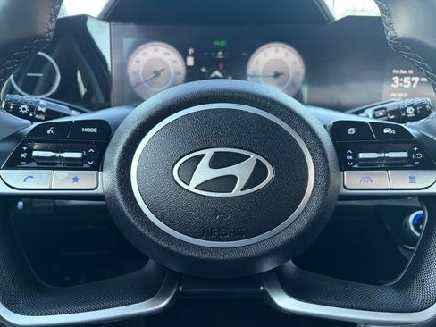 Used 2025 Hyundai Elantra SEL image 25