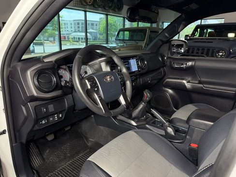 Used 2020 Toyota Tacoma TRD Off-Road w/ Technology Package image 13