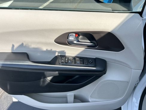 Used 2021 Chrysler Voyager Lxi image 11