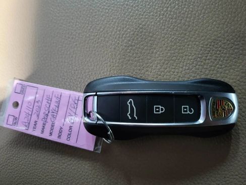 Used 2023 Porsche Cayenne Platinum Edition image 16