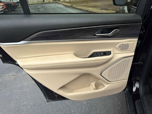 Used 2022 Jeep Grand Cherokee L Limited image 15