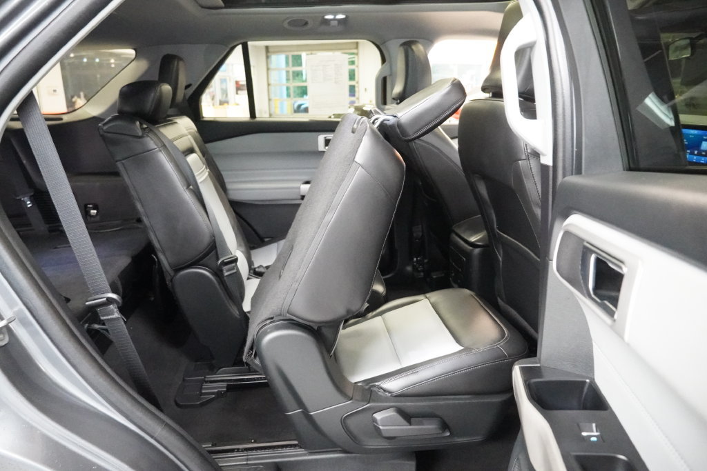 Used 2022 Ford Explorer XLT w/ Equipment Group 202A AWD/4WD image 32