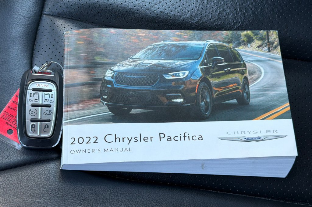 Used 2022 Chrysler Pacifica Touring-L FWD image 13