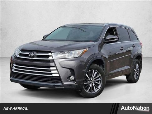 Used 2017 Toyota Highlander XLE image 1