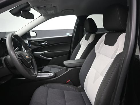 Used 2025 Chevrolet Trax LS w/ LS Convenience Package FWD image 9