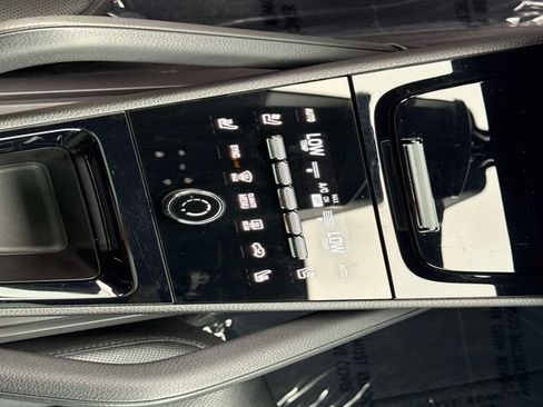 Used 2024 Porsche Cayenne w/ Premium Package AWD/4WD image 25