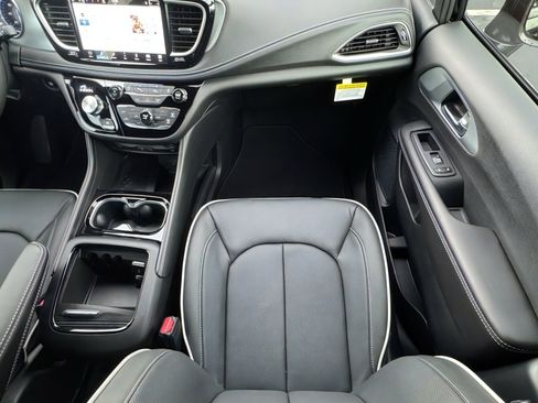 New 2026 Chrysler Pacifica Limited w/ Uconnect Theater Family Group image 17