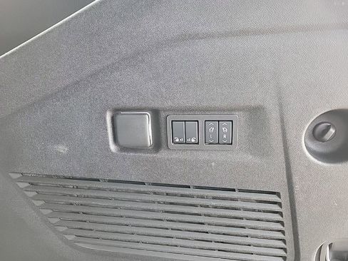 Used 2025 GMC Yukon XL Denali AWD/4WD image 9