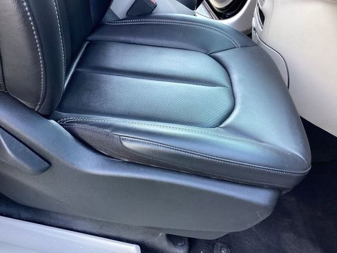 Used 2024 Chrysler Pacifica Touring-L FWD image 19