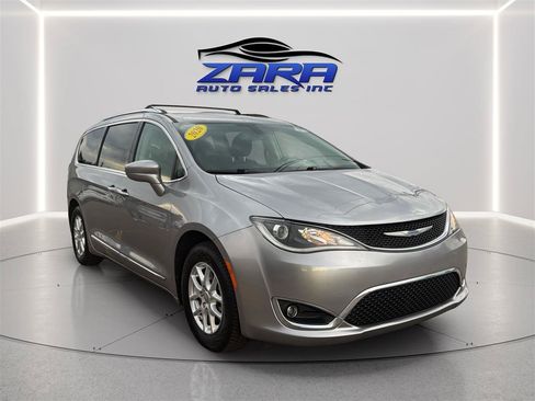 Used 2020 Chrysler Pacifica Touring-L FWD image 9