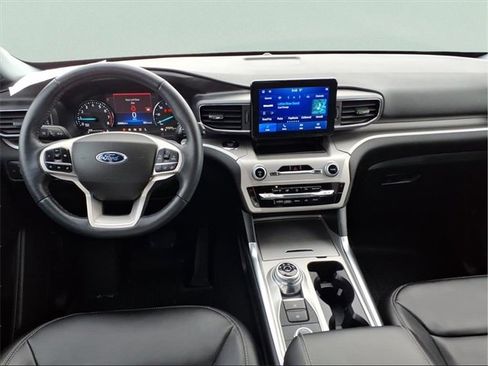 Used 2022 Ford Explorer XLT w/ Equipment Group 202A image 5