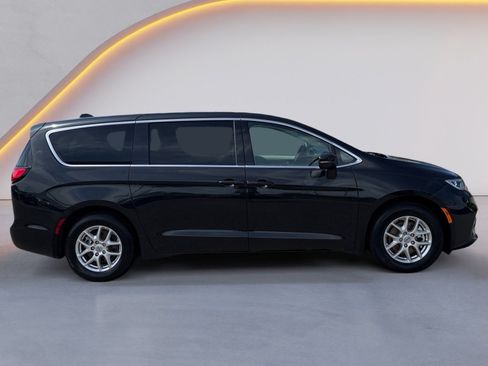 Used 2023 Chrysler Pacifica Touring-L FWD image 2