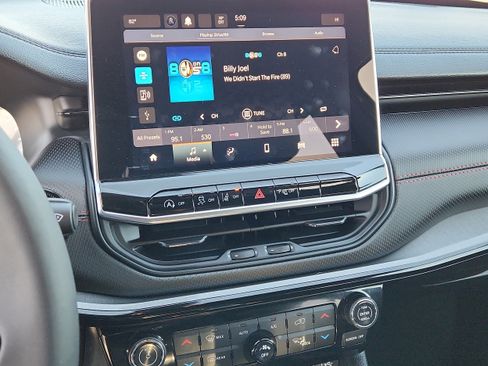 Used 2024 Jeep Compass Trailhawk image 19