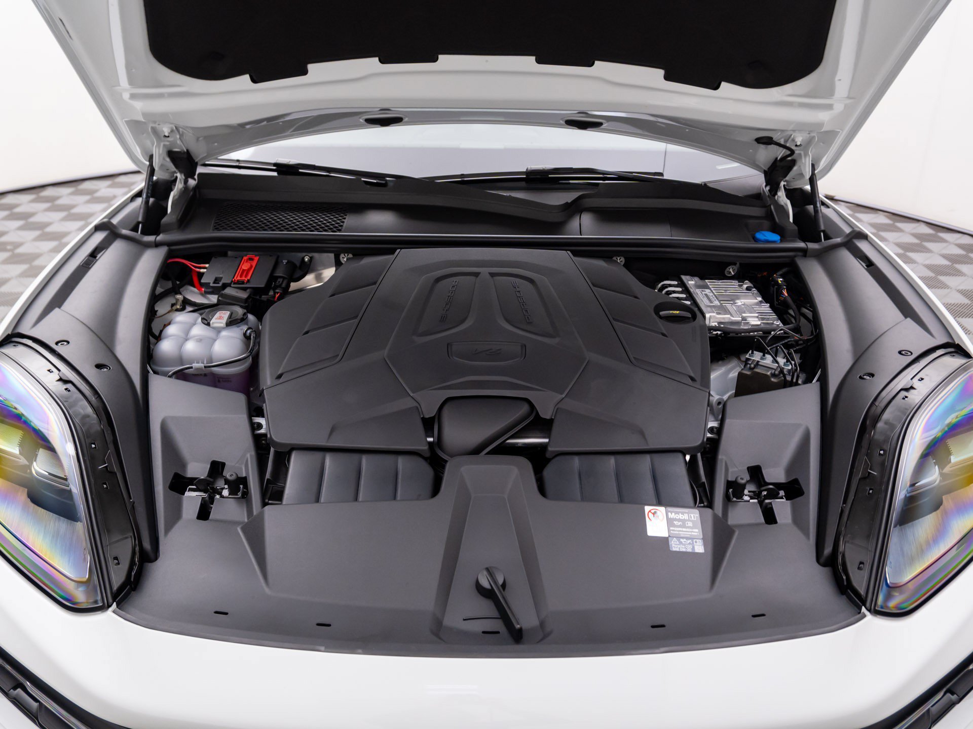 Certified 2026 Porsche Cayenne AWD/4WD image 30