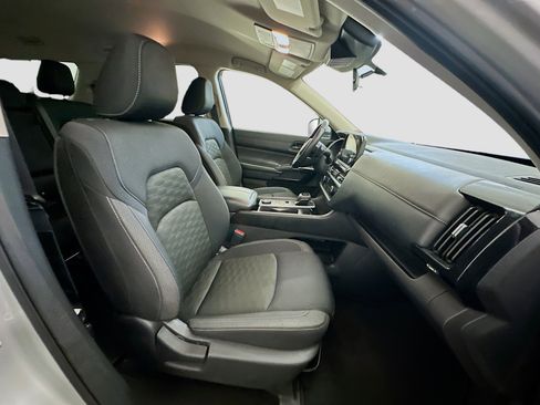 Used 2024 Nissan Pathfinder SV image 32