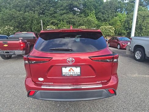 Used 2022 Toyota Highlander XLE AWD/4WD image 6