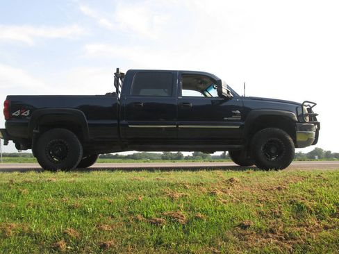 Used 2005 Chevrolet Silverado 2500 LT w/ Heavy-Duty Power Package AWD/4WD image 6