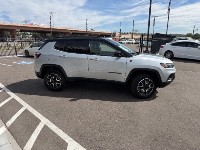 Used 2025 Jeep Compass Trailhawk AWD/4WD image 17