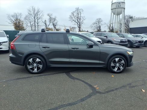 Used 2021 Volvo V60 T5 Cross Country image 2