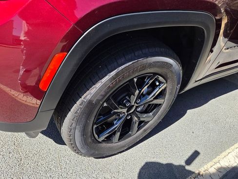 Used 2025 Jeep Grand Cherokee Altitude image 4