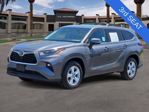 Used 2021 Toyota Highlander LE FWD image 4