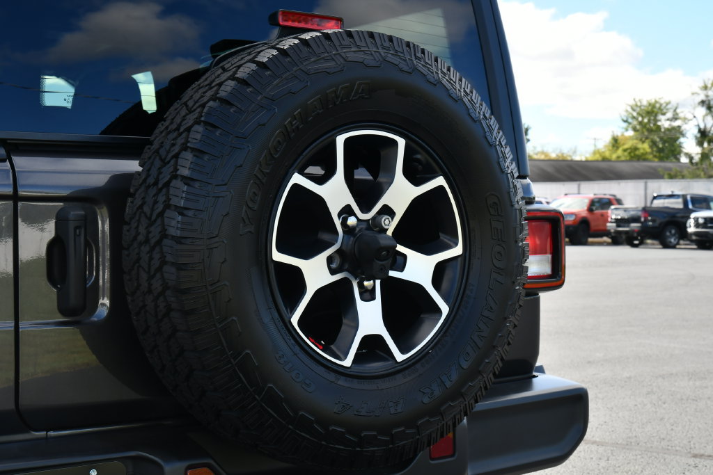 Used 2021 Jeep Wrangler Unlimited Rubicon w/ Cold Weather Group AWD/4WD image 11