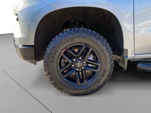 Used 2025 Chevrolet Silverado 1500 Custom Trail Boss w/ LPO, Dark Essentials Package AWD/4WD image 9