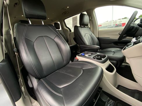 Used 2024 Chrysler Pacifica Touring-L FWD image 16
