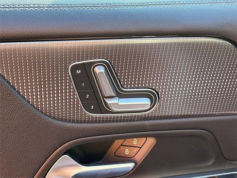 Used 2023 Mercedes-Benz GLB 250 GLB 250 image 32